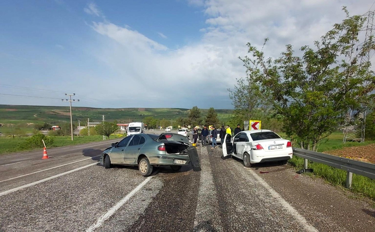 Adıyaman\'da İki Otomobilin Çarpışması Sonucu 3 Kişi Yaralandı