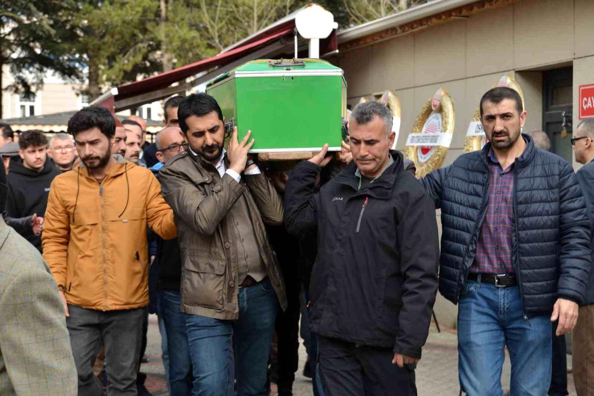 Eskişehir\'de İşçi Servisi Kaza Sonucu Şarampole Yuvarlandı: 3 İşçi Hayatını Kaybetti