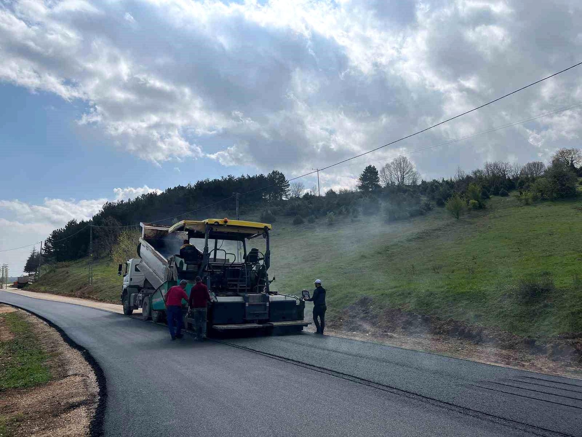 İlyasbey köyünün yolu sıcak asfalt oldu