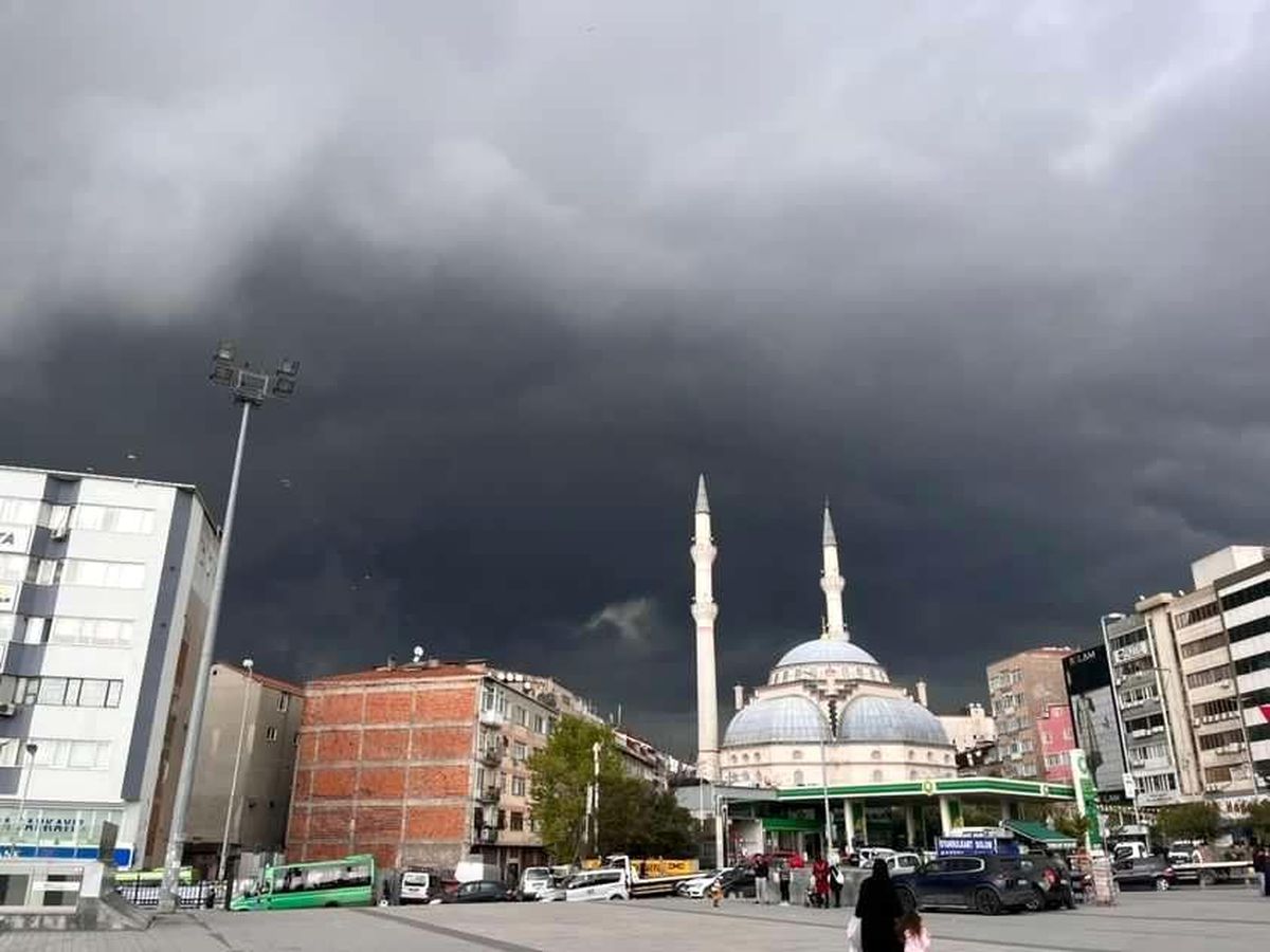 İstanbul\'da Yağmur ve Dolu Yağışı Etkili Oldu