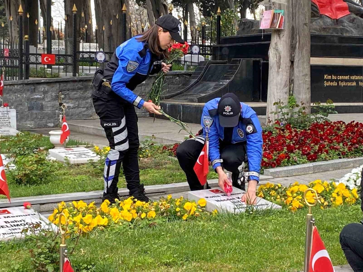İstanbul Polisi Şehitliği Ziyaret Edenlere Gül Suyu ve Karanfil Dağıttı