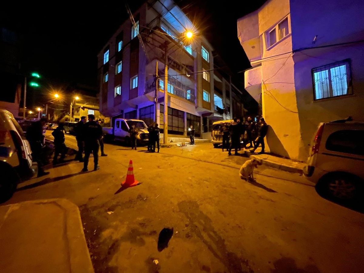 İzmir Karabağlar\'da Bıçaklı Kavga: 2 Yaralı