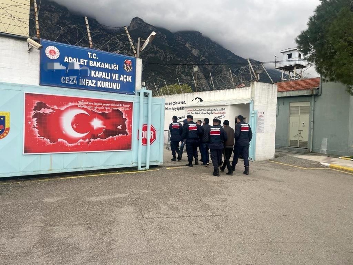 Manisa\'da Jandarma Dedektifleri 13 Aranan Şahsı Yakaladı