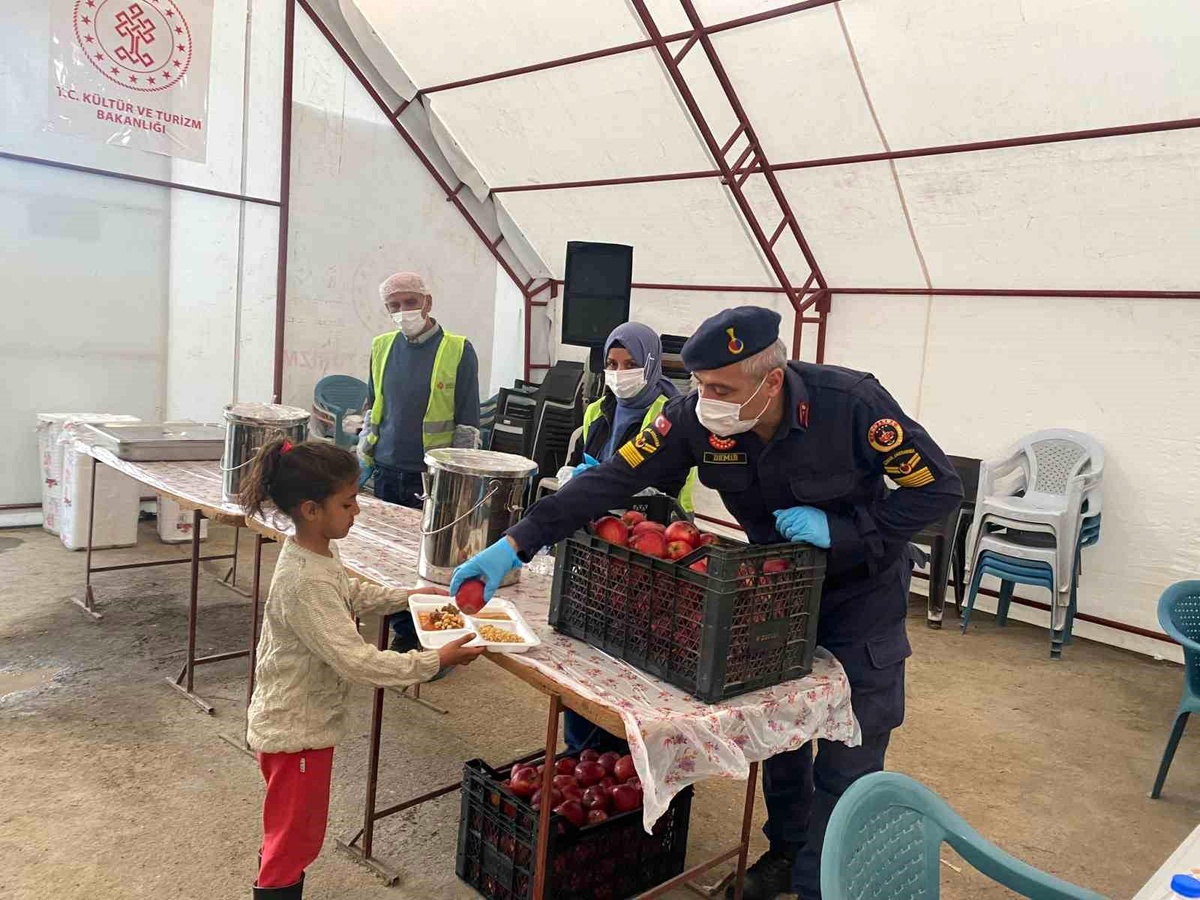 Jandarma ekipleri depremzedelerle iftar yaptı