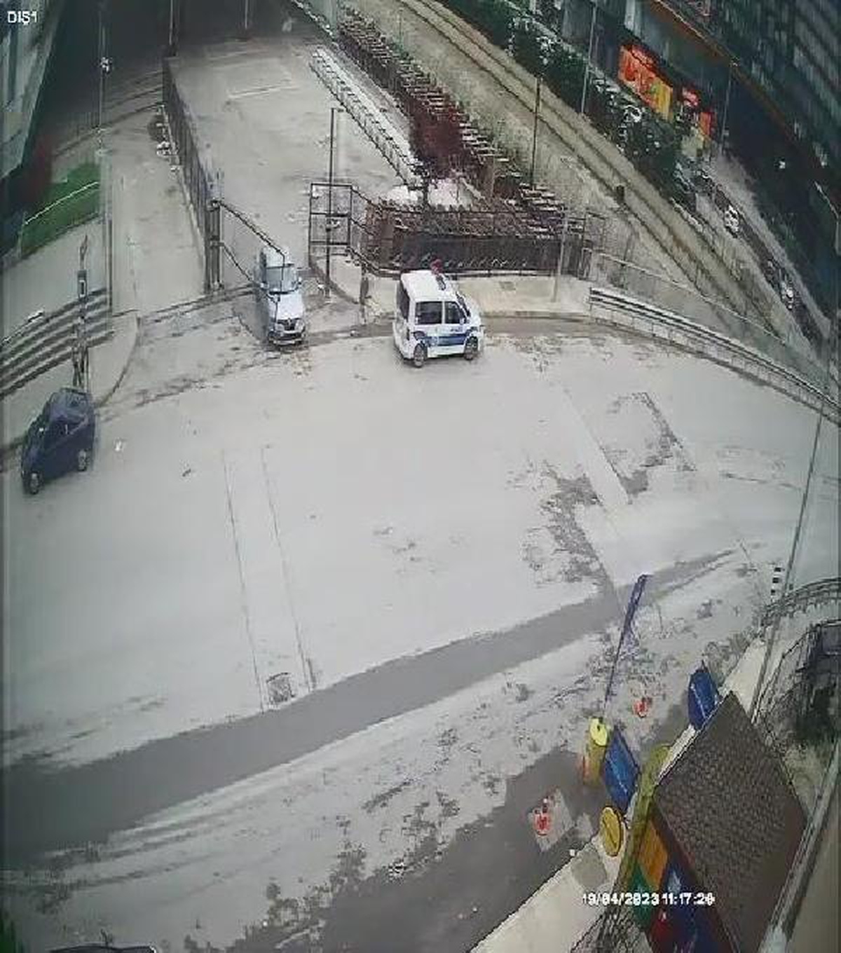 Kadıköy\'de Otomobil Kontrolden Çıkarak Duvara Çarptı