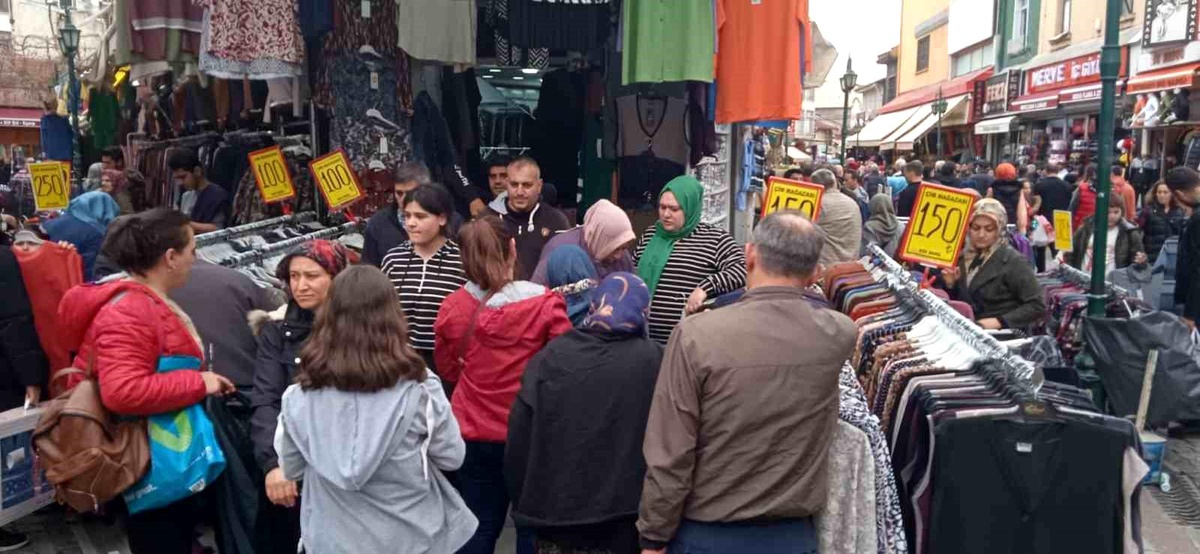 Eskişehir\'de Kadın Elbiseleri Satılan Mağazalarda Bayramlık Alışveriş Yoğunluğu