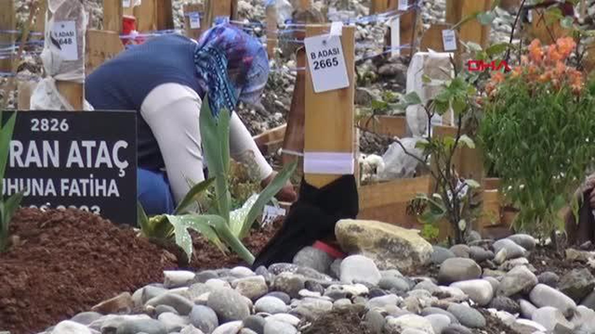 Kahramanmaraş\'ta Depremde Yakınlarını Kaybedenler Arife Gününde Mezarlığı Ziyaret Etti