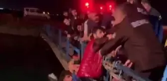 Adana'da sulama kanalına uçan minibüste 4 kişi boğulmaktan son anda kurtarıldı