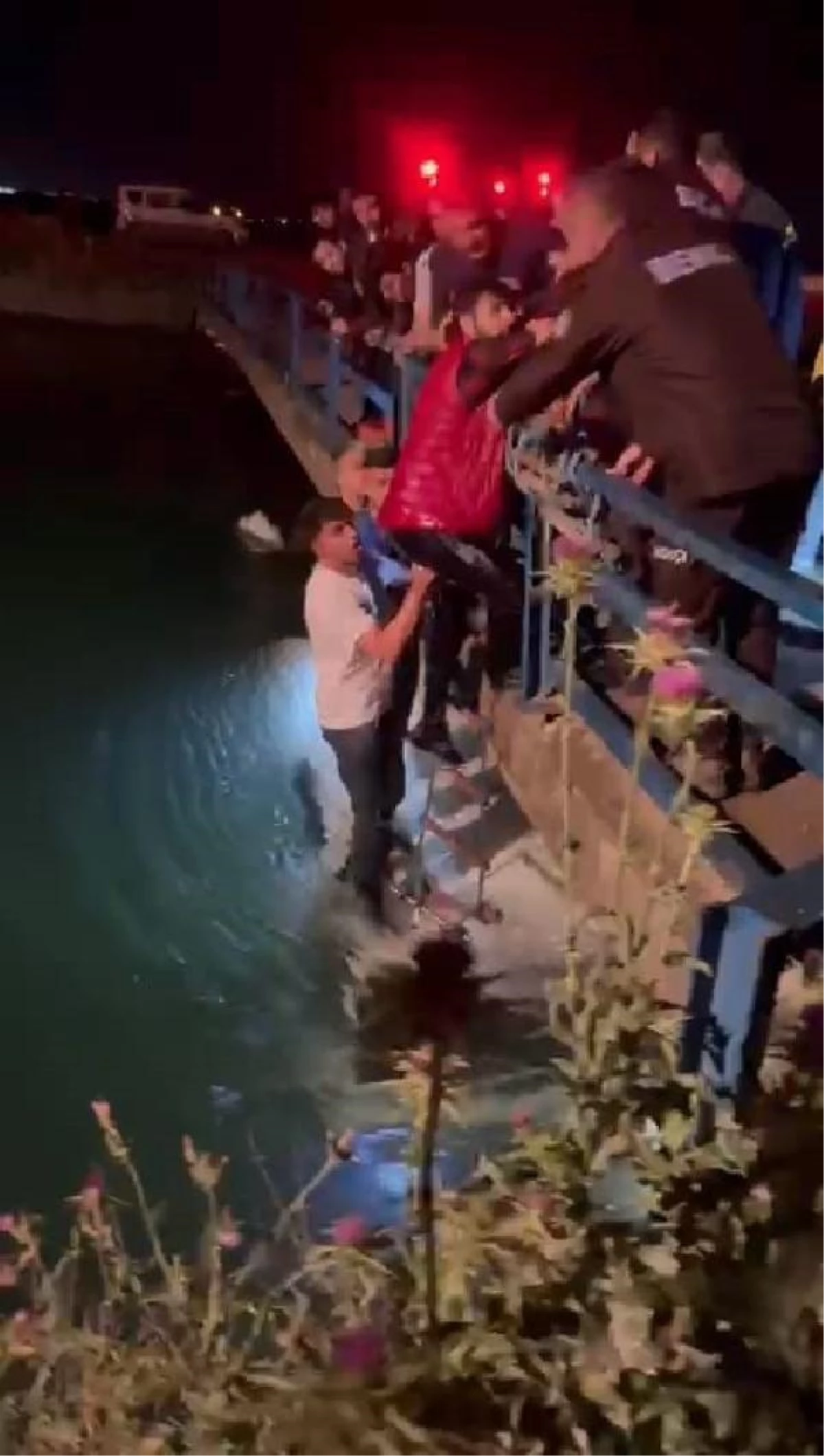 Adana\'da sulama kanalına uçan minibüste 4 kişi boğulmaktan son anda kurtarıldı