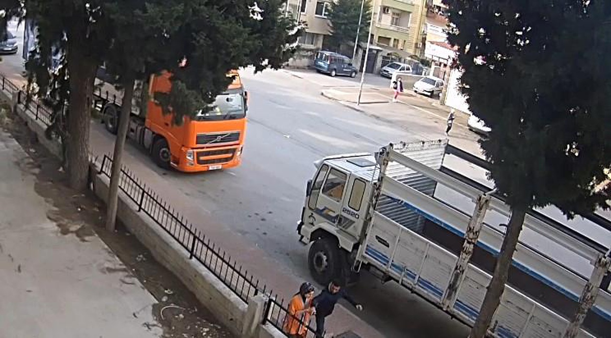 Mersin\'de Genç Kızın Cep Telefonu Çalındı, Şüpheliler Yakalandı