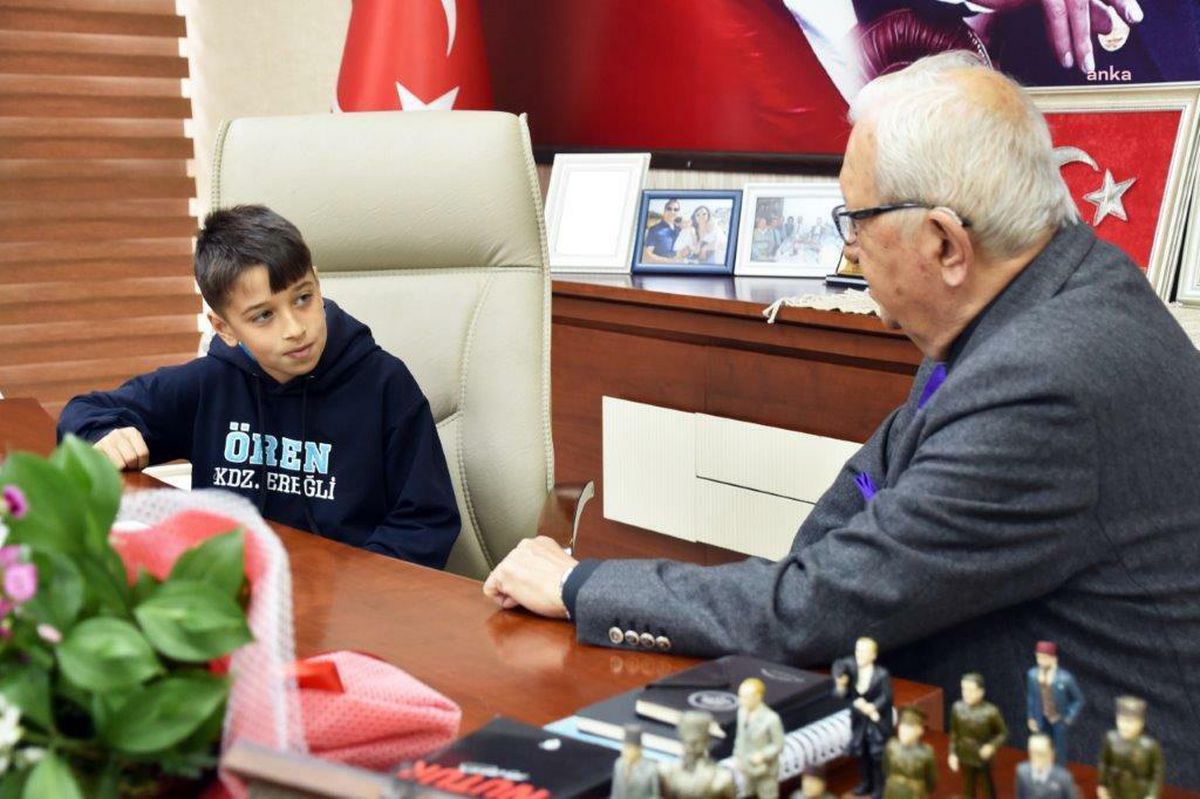 Kdz. Ereğli Belediye Başkanı 23 Nisan\'da koltuğunu öğrenciye devretti