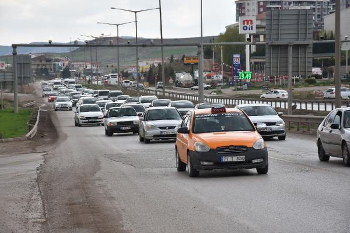 Ramazan Bayramı Tatili İçin Yola Çıkanlar Kırıkkale\'de Yoğunluk Oluşturdu