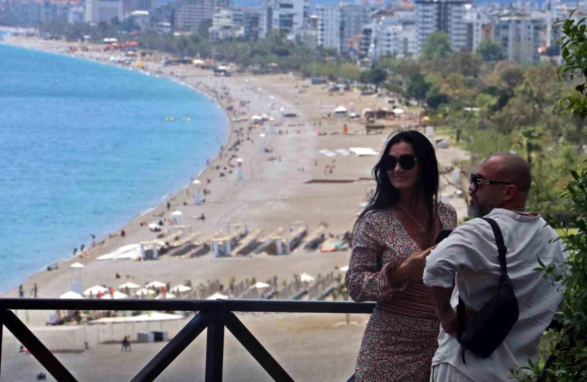 Antalya\'da Ramazan Bayramı öncesi Konyaaltı Sahili yoğunluk yaşandı