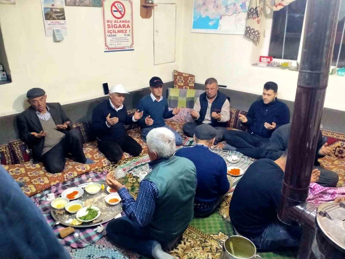 Çivril\'de Asırlık Geleneği Yaşatılıyor: Köy Odasında Birlikte Oruç Açmak