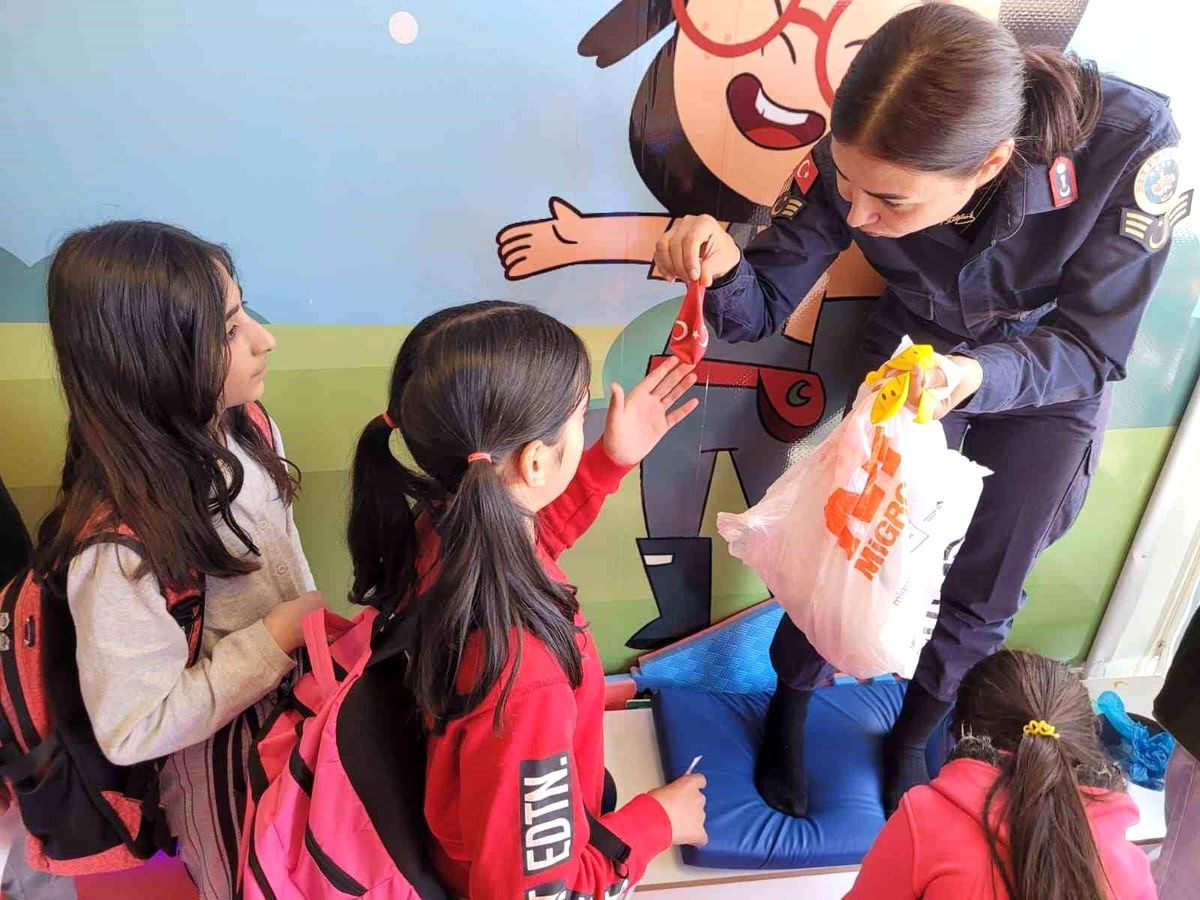 Jandarma ekipleri depremzede çocukları unutmadı