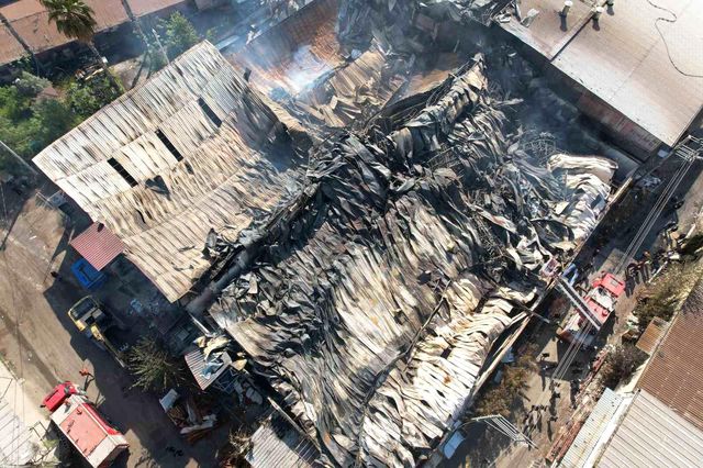 Mersin'de 3 atölyeyi saran yangında ağır bilanço: 1 itfaiye eri ve 3 işçi can verdi, 1 kişi aranıyor Mersin'de 3 atölyeyi saran yangında ağır bilanço: 1 itfaiye eri ve 3 işçi can verdi, 1 kişi aranıyor