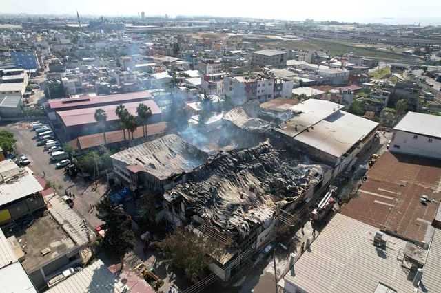 Mersin'de 3 atölyeyi saran yangında ağır bilanço: 1 itfaiye eri ve 3 işçi can verdi, 1 kişi aranıyor Mersin'de 3 atölyeyi saran yangında ağır bilanço: 1 itfaiye eri ve 3 işçi can verdi, 1 kişi aranıyor