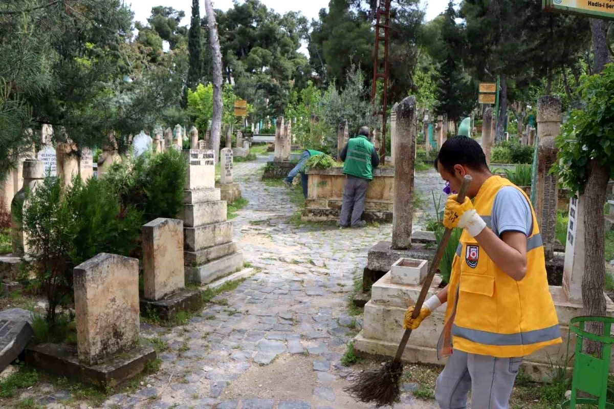 Şanlıurfa Büyükşehir Belediyesi Mezarlıklarda Temizlik Çalışması Yaptı