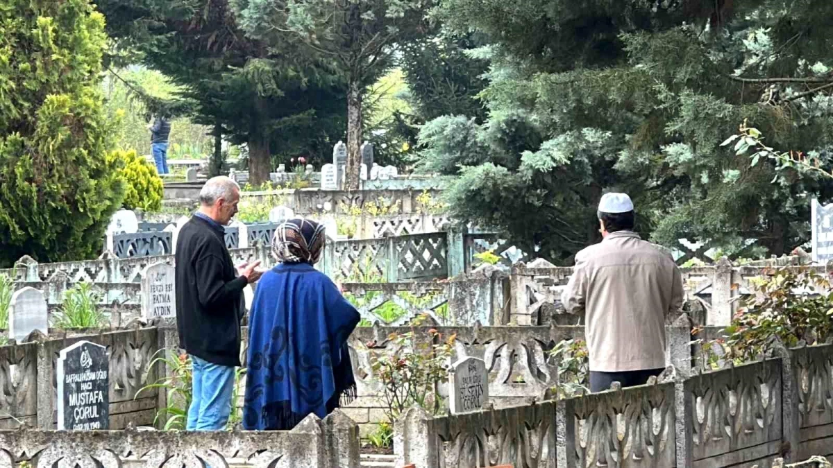 Ramazan Bayramı\'nda Mezarlıklarda Kuran-ı Kerim Okutuluyor