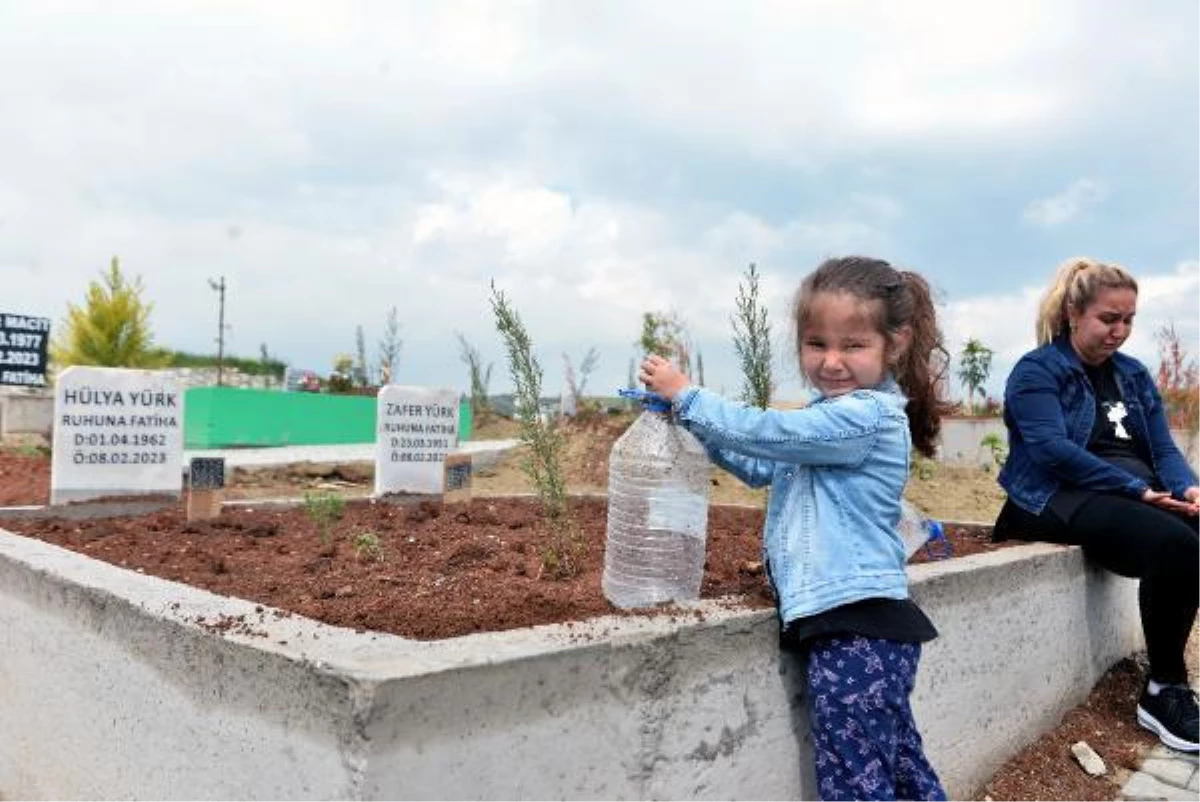 Adana\'da depremde hayatını kaybedenlerin yakınları mezarlıkları ziyaret etti