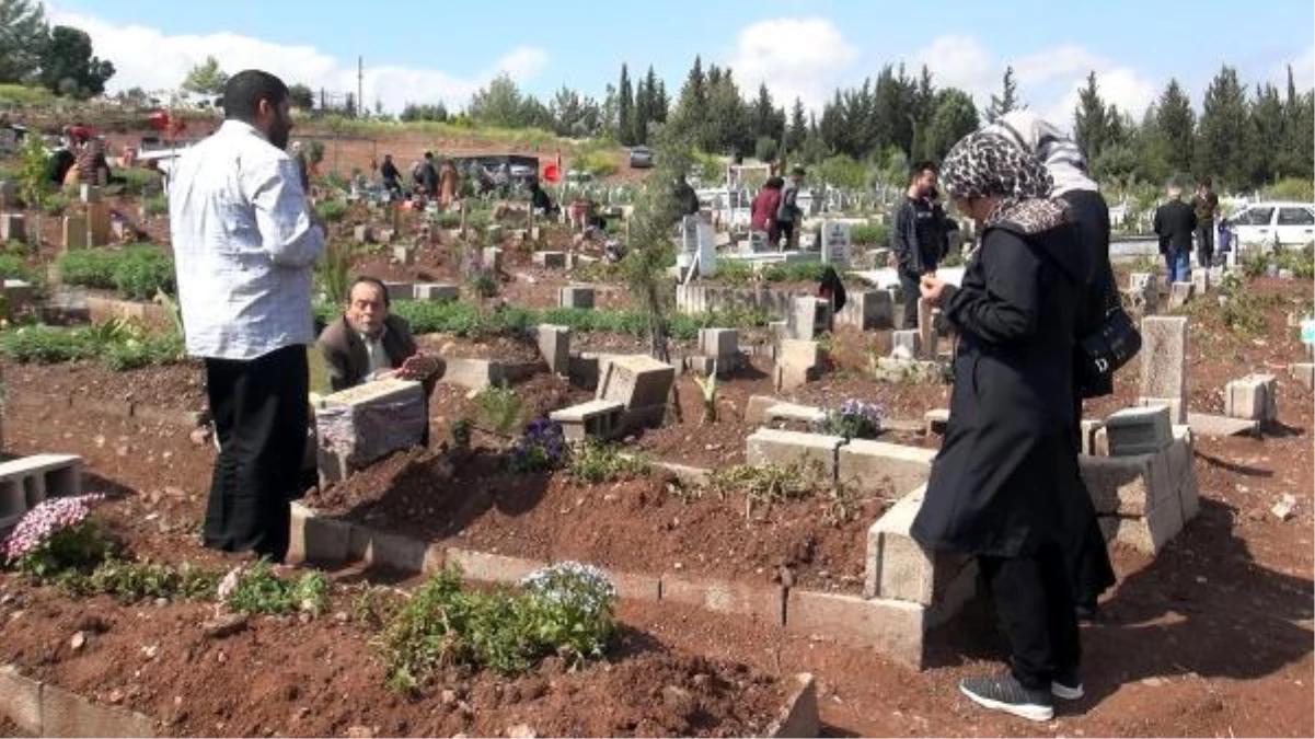 Osmaniye\'deki depremzede yakınları mezarlıkları ziyaret etti