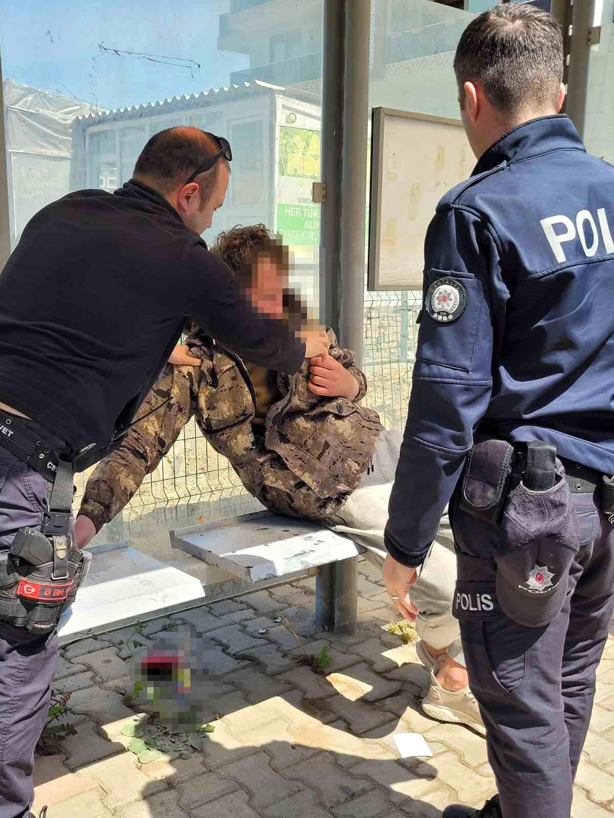 Gazipaşa\'da Rus Turist Otobüs Durağı Bankında Sızdı