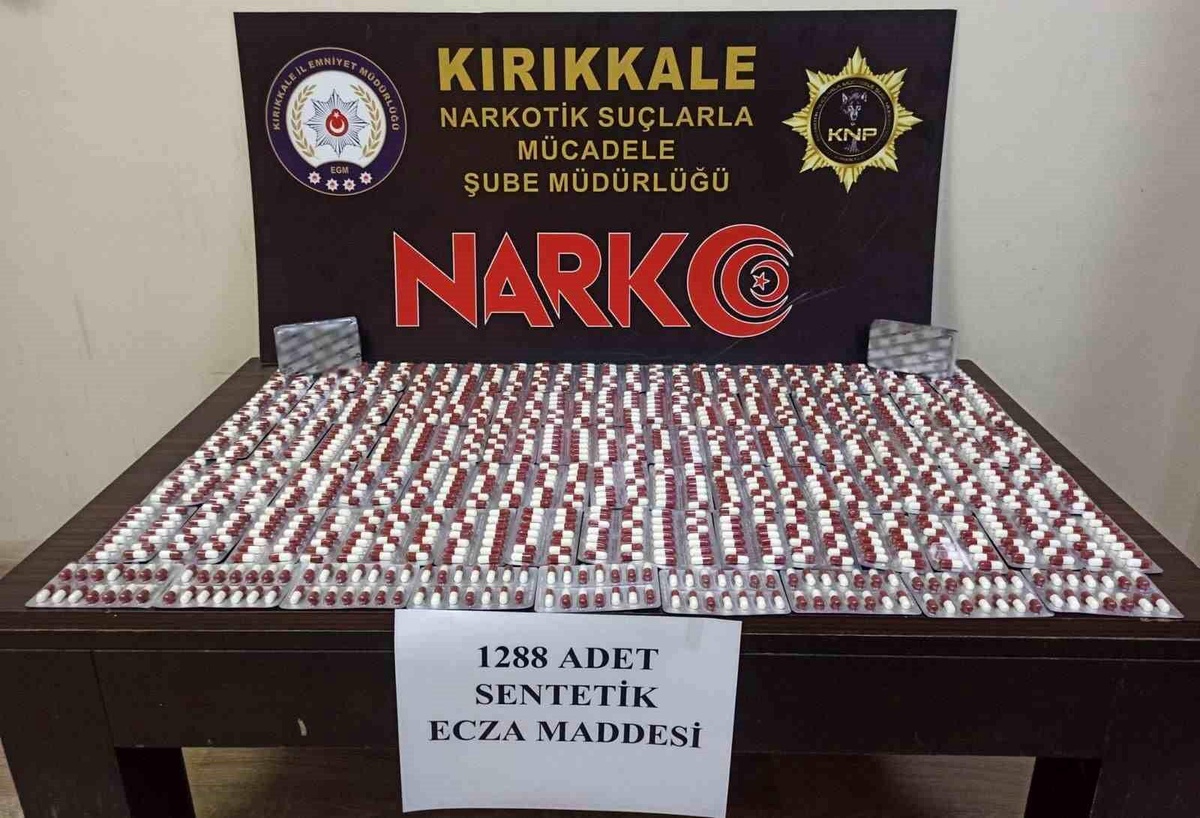 Kırıkkale\'de Otobüste Yapılan Denetimde Binlerce Sentetik Ecza Hapı Ele Geçirildi