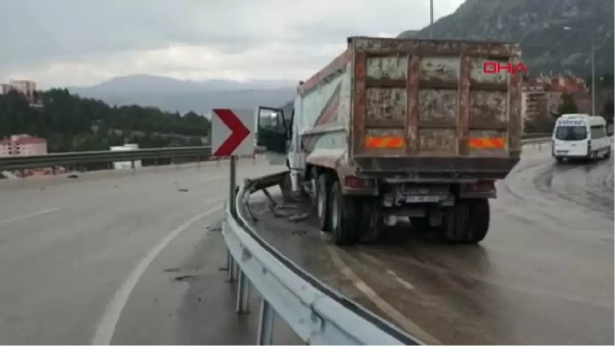 Isparta\'da Otomobil ve Kamyon Bariyerlere Çarptı