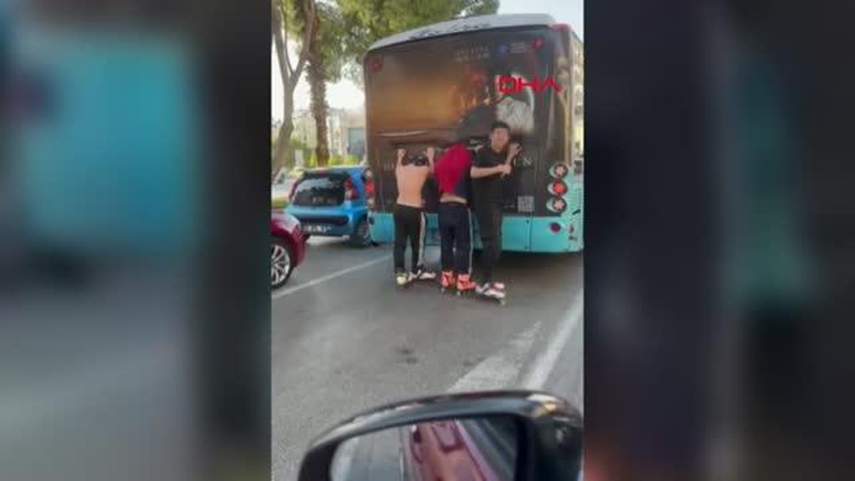 Antalya\'da Patenli Gençler Halk Otobüsünün Arkasına Tutunarak Tehlikeli Hareketler Yaptı