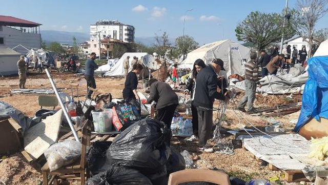 Kahramanmaraş'ta hortum! Çadırlar uçtu, çatılardan savrulan parçalar depremzedeleri yaraladı Kahramanmaraş'ta hortum! Çadırlar uçtu, çatılardan savrulan parçalar depremzedeleri yaraladı