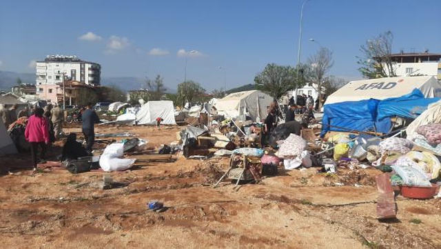 Kahramanmaraş'ta hortum! Çadırlar uçtu, çatılardan savrulan parçalar depremzedeleri yaraladı Kahramanmaraş'ta hortum! Çadırlar uçtu, çatılardan savrulan parçalar depremzedeleri yaraladı