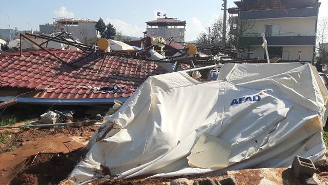 Kahramanmaraş'ta hortum! Çadırlar uçtu, çatılardan savrulan parçalar depremzedeleri yaraladı Kahramanmaraş'ta hortum! Çadırlar uçtu, çatılardan savrulan parçalar depremzedeleri yaraladı