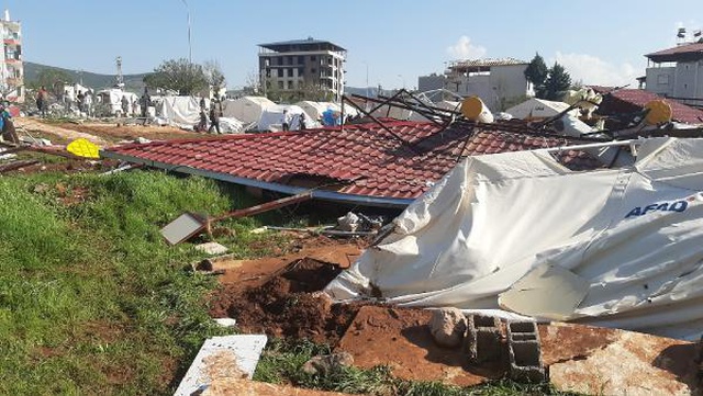 Kahramanmaraş'ta hortum! Çadırlar uçtu, çatılardan savrulan parçalar depremzedeleri yaraladı Kahramanmaraş'ta hortum! Çadırlar uçtu, çatılardan savrulan parçalar depremzedeleri yaraladı
