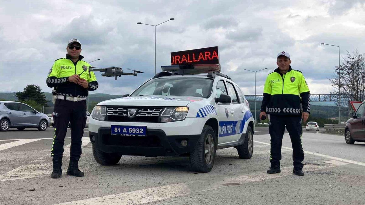 Düzce Emniyet Ekipleri Bayram Trafiğinde Dron Destekli Trafik Denetimi Yapıyor
