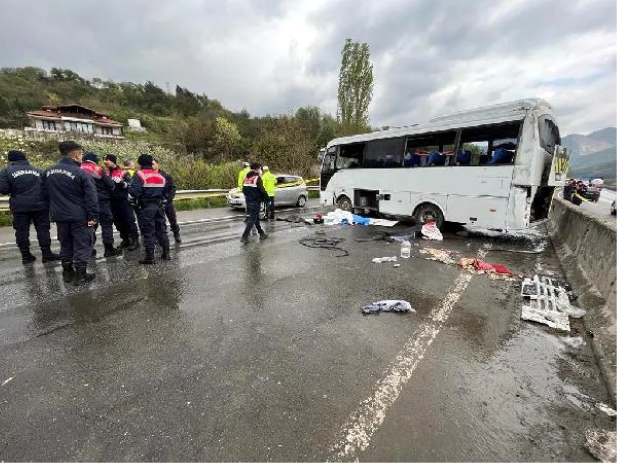 Sakarya\'da çikolata fabrikası servis midibüsü kaza yaptı: 2 ölü, 12 yaralı