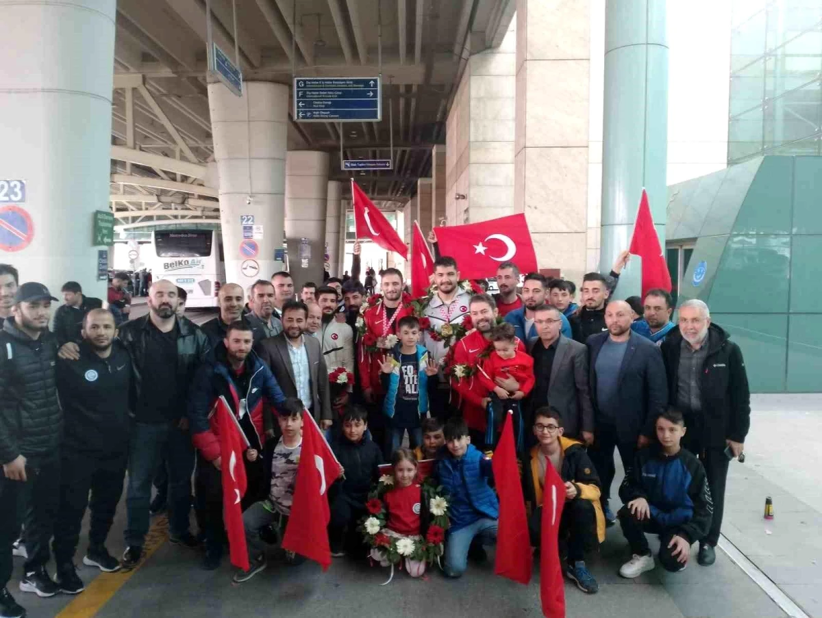 Şampiyon Taha Akgül ve Serbest Stil Güreş Milli Takımı Türkiye\'ye döndü