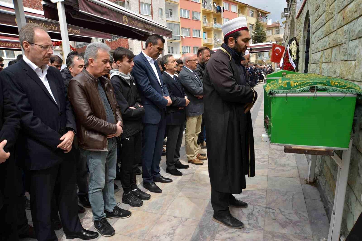 Eskişehir\'deki İşçi Servisi Kazasında Hayatını Kaybedenler Son Yolculuklarına Uğurlandı