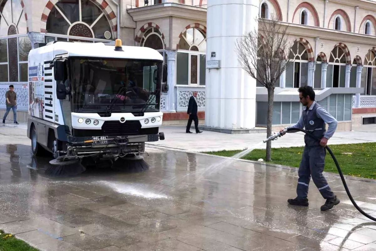 Konya\'da Camiler Gül Suyuyla Yıkandı