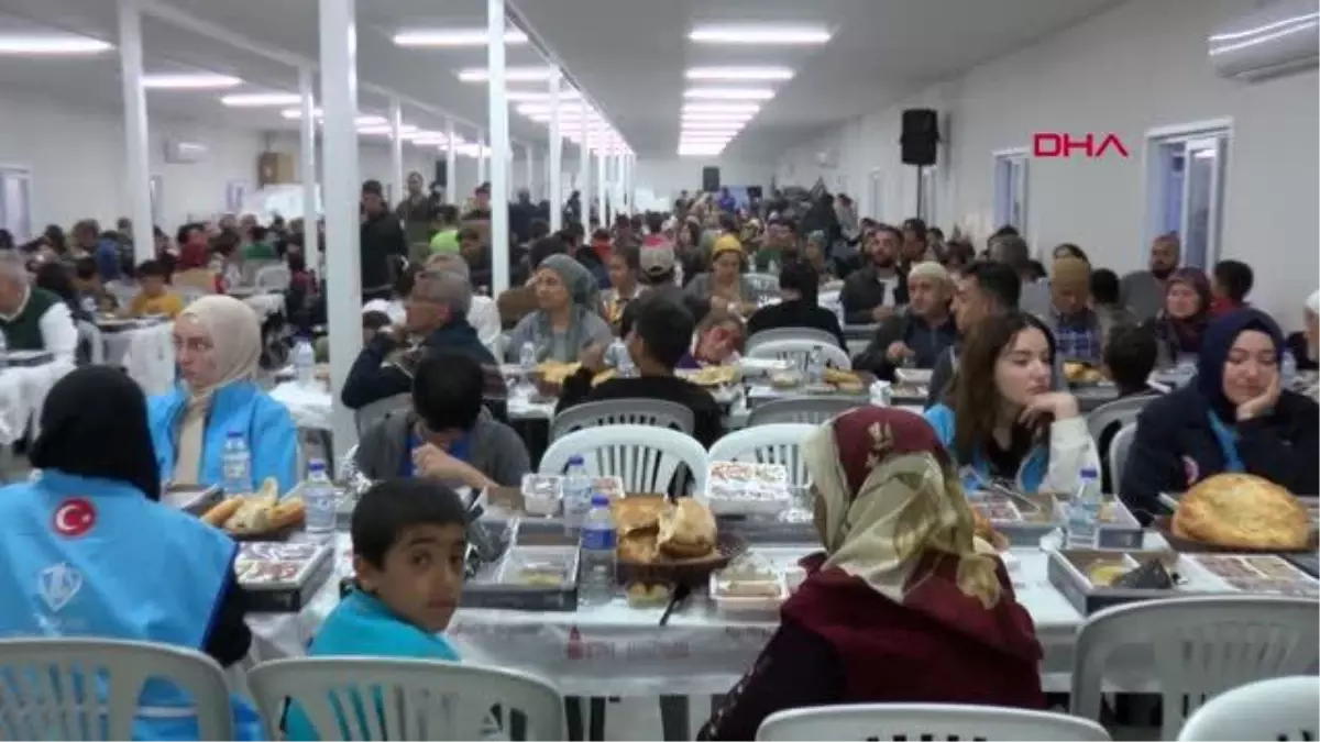 Hatay\'da 3 Semavi Dinin Liderleri ve Siyasiler Depremzedelerle İftar Yaptı