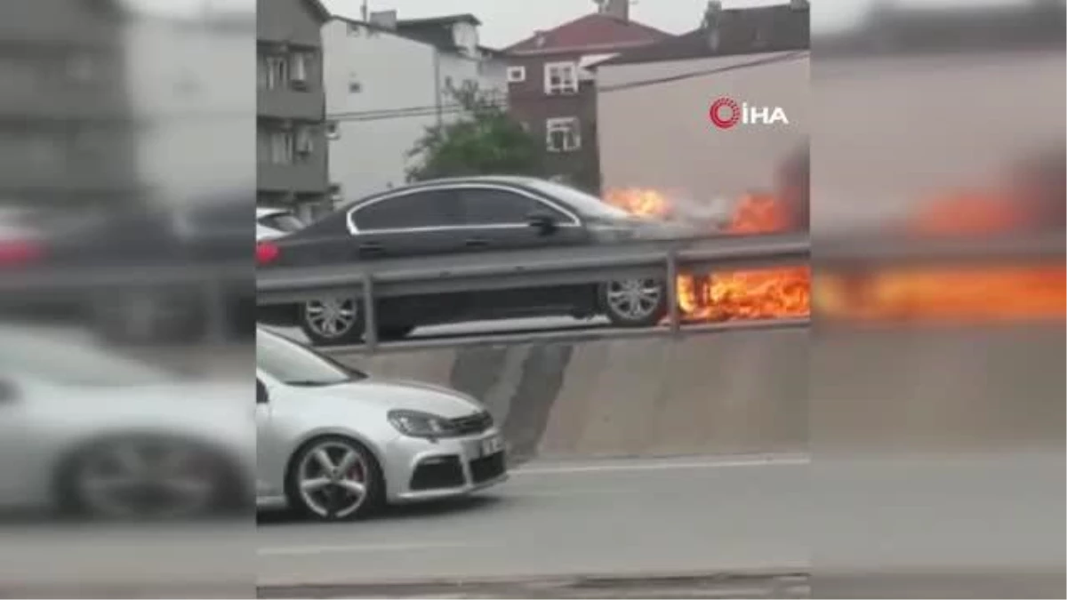 Kartepe\'de seyir halindeki otomobil alev alev yandı