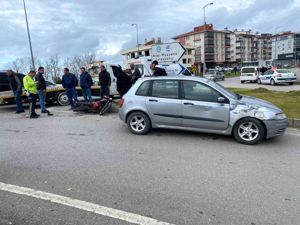 Sinopta otomobilin motosikletle çarpıştığı trafik kazasında 1 kişi yaralandı