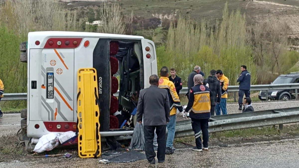Sivasta Otobüs Kazası: 8 Yaralı