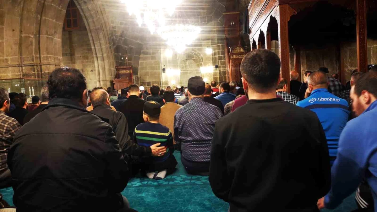 Erzurumlular Ramazan Ayının Son Teravih Namazında Camileri Doldurdu