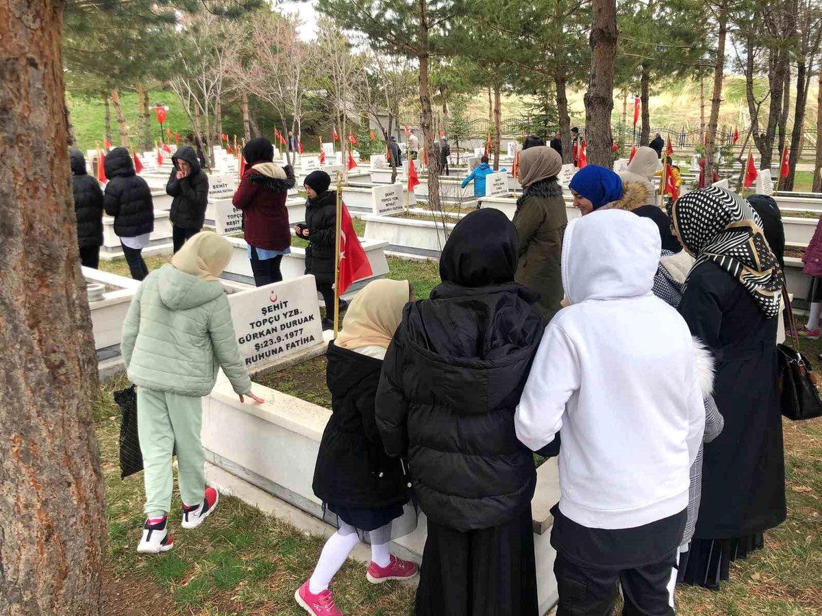 Erzurum\'da çocuklar şehitler için hatim okudu