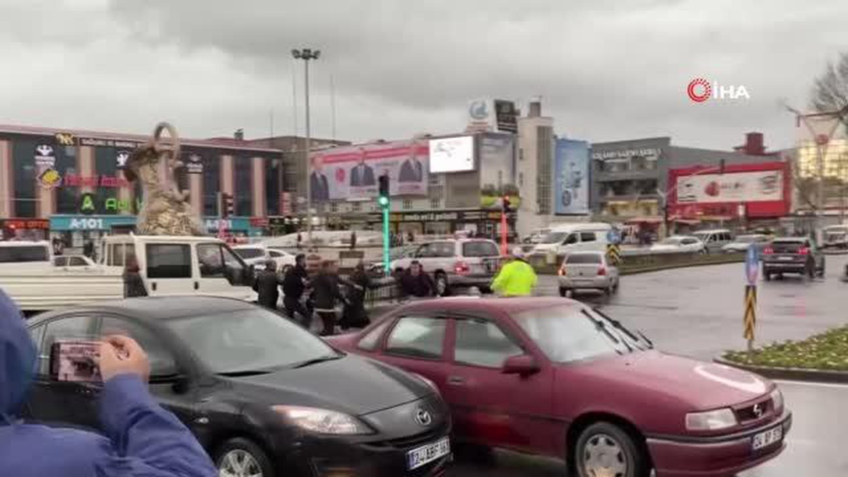Erzincan\'da Kadın Sürücüyü Darp Eden Şoför Linç Edilmekten Polis Tarafından Kurtarıldı