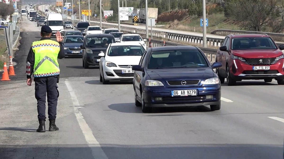 Kırıkkale\'de Ramazan Bayramı öncesi 43 ilin geçiş güzergahında trafik yoğunluğu yaşanıyor