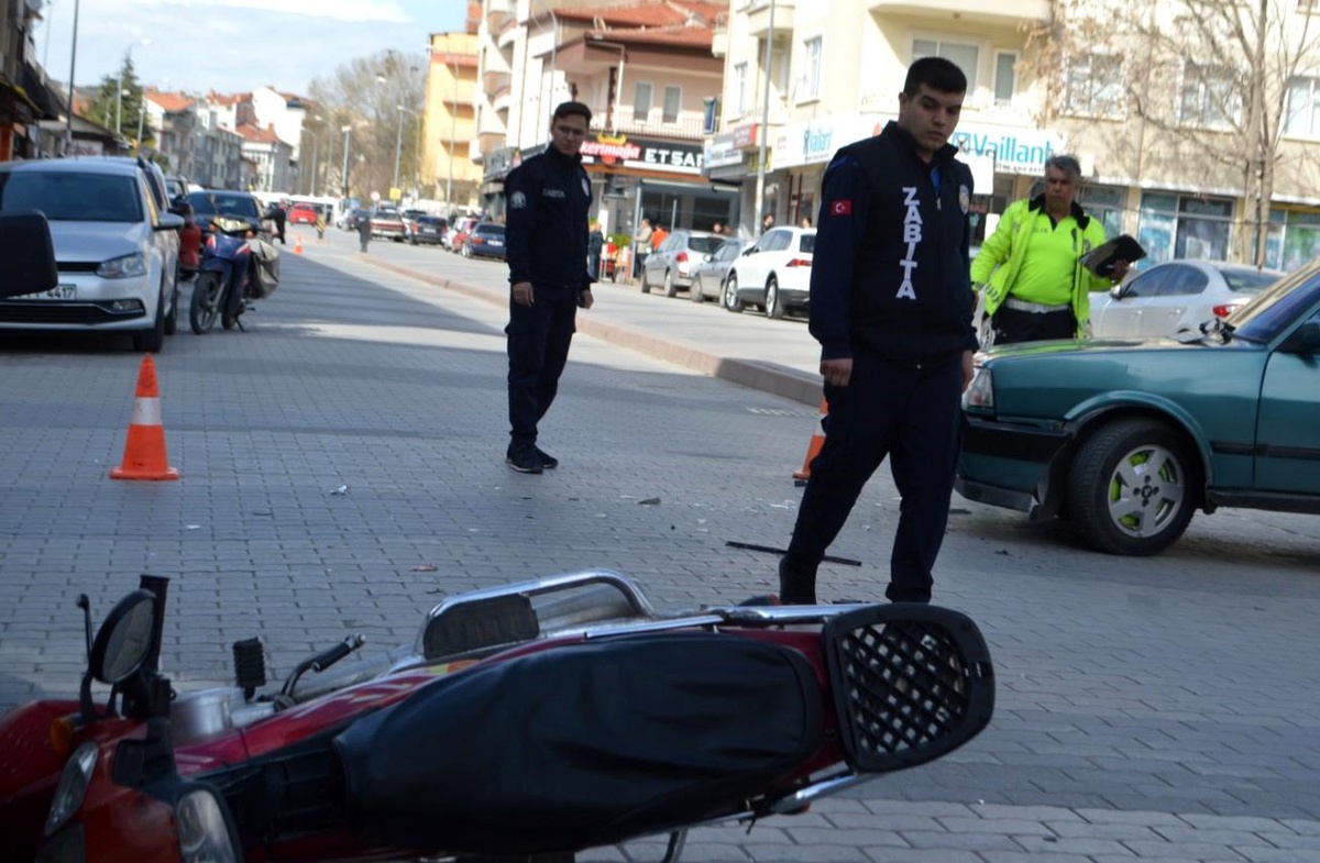 Tavşanlı\'da trafik kazası: Bir motosiklet sürücüsü yaralandı