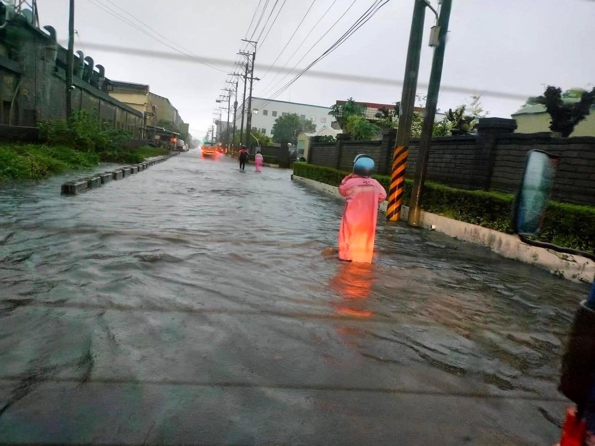 Tayvanda Şiddetli Yağışlar Cadde ve Sokakları Sular Altında Bıraktı