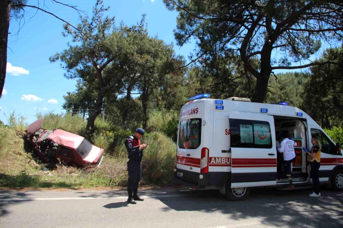 Antalya\'da Kontrolden Çıkan Otomobil Şarampole Çarptı: 2 Yaralı