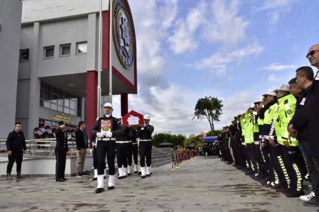 Trafik kazasına müdahale eden polis, iki aracın çarpması sonucu şehit düştü Trafik kazasına müdahale eden polis, iki aracın çarpması sonucu şehit düştü